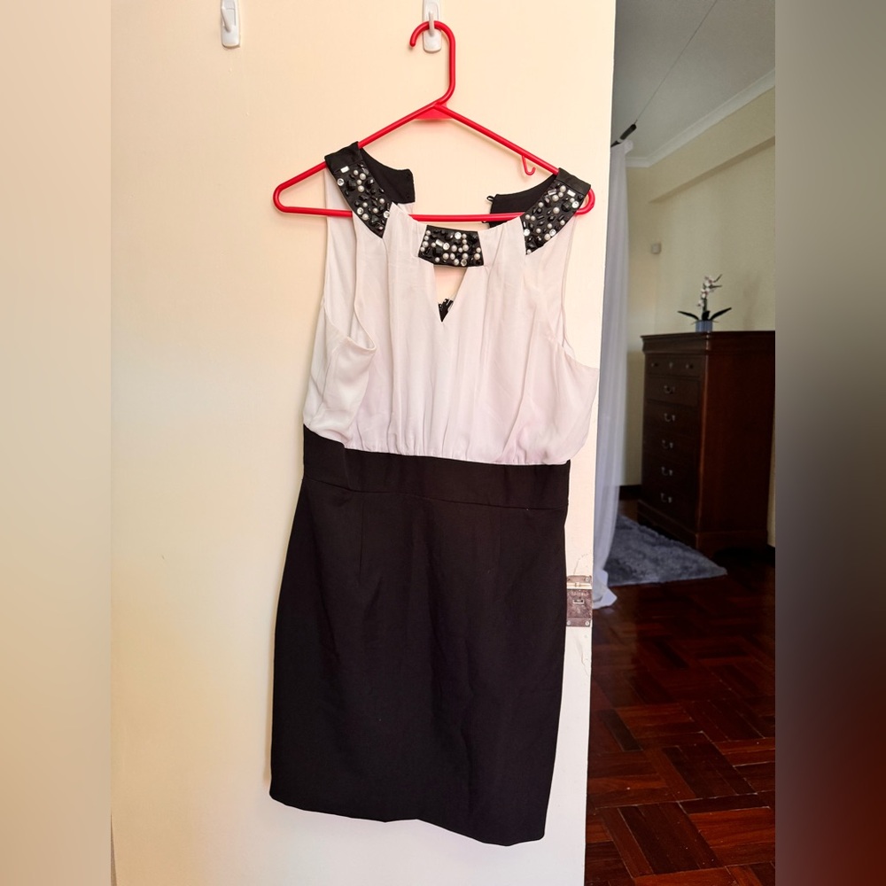 Elegant Black and White Sleeveless Dress